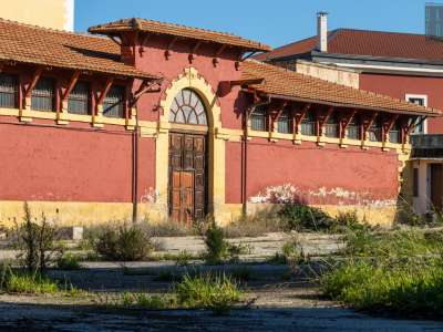 Il complesso nacque proprio come fabbrica agli inizi del XX secolo. Sull�edificio colpiscono le coperture a falde, il grande arco a tutto sesto di ingresso...